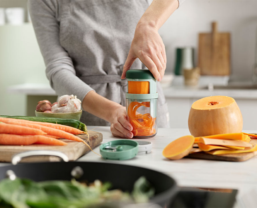 Joseph Joseph Spiro™ Green Hand-held Spiralizer - Editions