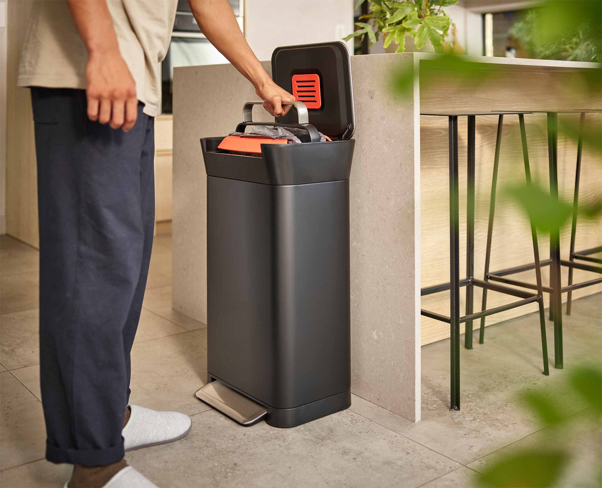 Joseph Joseph Titan 30L Black Trash Compactor